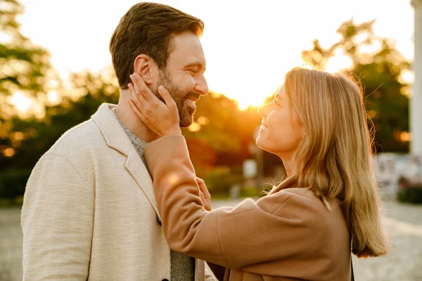 在秋天的公园里散步时 一对浪漫的白人夫妇笑着拥抱着 — 图库照片