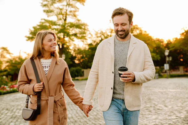 Pareja Romántica Blanca Sonriendo Tomándose Mano Mientras Camina Parque Otoño —  Fotos de Stock