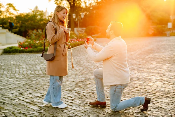 在秋天的公园散步时 一个戴着订婚戒指的白人男人向他的女朋友求婚 — 图库照片