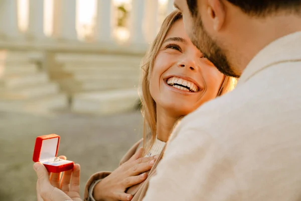 Vit Man Ler Och Friar Till Sin Flickvän Parken Utomhus — Stockfoto