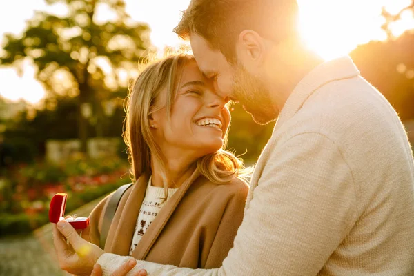 Hombre Blanco Sonriendo Proponiéndole Matrimonio Novia Parque Aire Libre —  Fotos de Stock