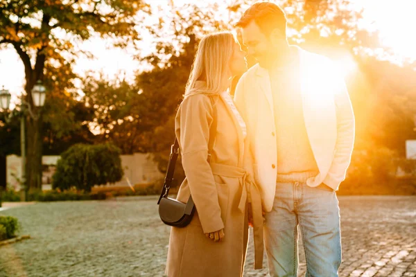 Weißes Romantisches Paar Lächelt Und Umarmt Sich Beim Spazierengehen Park — Stockfoto