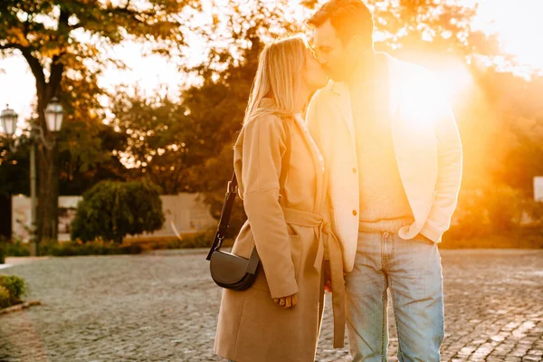 Pareja Romántica Blanca Sonriendo Abrazándose Mientras Camina Parque Aire Libre —  Fotos de Stock