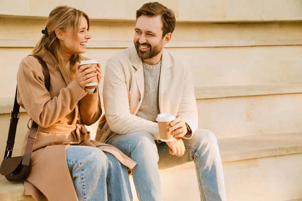 在户外约会时 一对浪漫的白人情侣笑着喝咖啡 — 图库照片