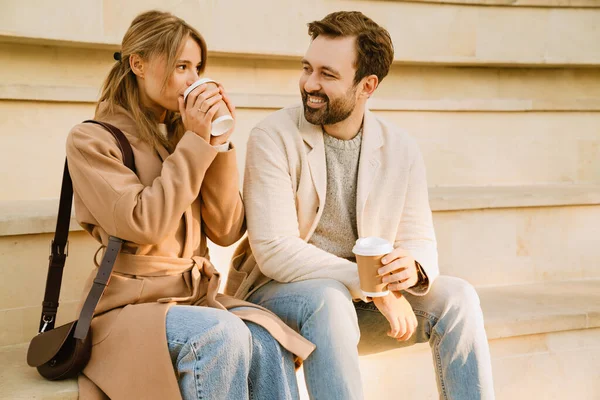 在户外约会时 一对浪漫的白人情侣笑着喝咖啡 — 图库照片