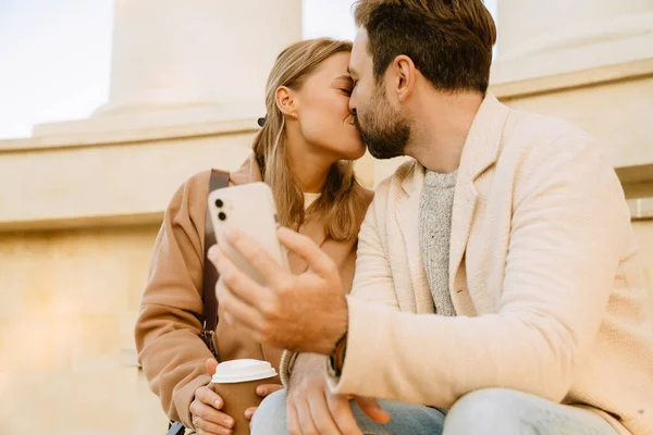 Blanco Pareja Romántica Besándose Tomando Selfie Teléfono Celular Durante Fecha —  Fotos de Stock