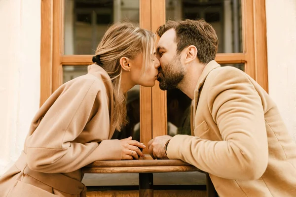 Weißes Romantisches Paar Küsst Sich Beim Kaffeetrinken Café Freien — Stockfoto