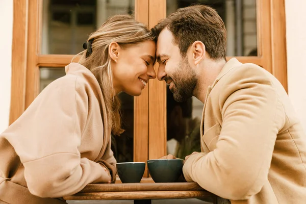 Casal Romântico Branco Sorrindo Beijando Enquanto Bebe Café Café Livre — Fotografia de Stock