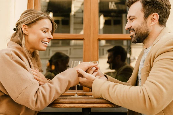 Blanke Man Aanzoek Aan Zijn Opgewonden Vriendin Cafe Buiten — Stockfoto