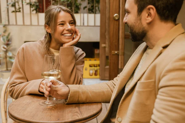 Weißes Romantisches Paar Trinkt Wein Beim Date Café Freien — Stockfoto
