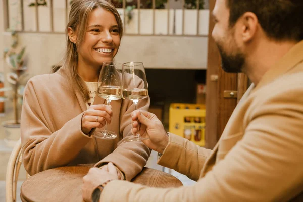 Biała Romantyczna Para Pije Wino Podczas Randki Kawiarni Świeżym Powietrzu — Zdjęcie stockowe