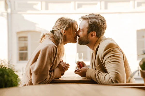 白人在外面的咖啡店亲吻并向他的女朋友求婚 — 图库照片
