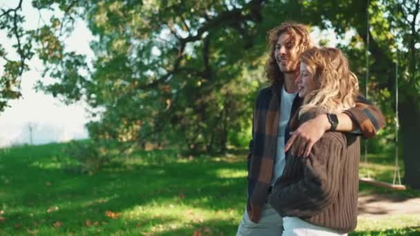 Adorável Jovem Casal Abraçando Parque Livre — Vídeo de Stock