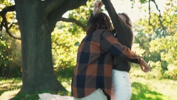 Веселая Пара Обнимающая Вертящаяся Солнечном Парке — стоковое видео