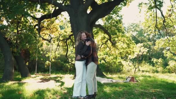 Молодая Пара Танцует Обнимается Солнечном Парке Открытом Воздухе — стоковое видео