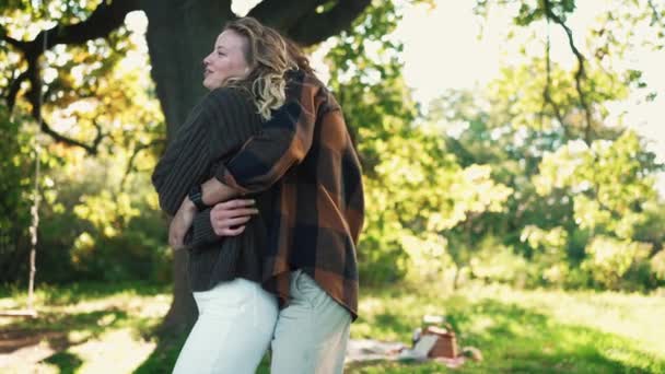 Позитивная Молодая Пара Танцует Разговаривает Солнечном Парке — стоковое видео