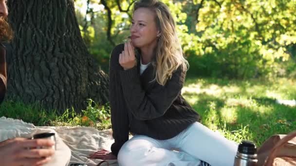 Usmívající Žena Poslouchá Svého Přítele Pikniku Parku Venku — Stock video