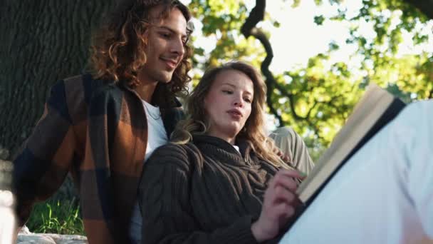 Jóképű Fiatal Pár Könyvet Olvas Egy Pikniken Parkban Szabadban — Stock videók
