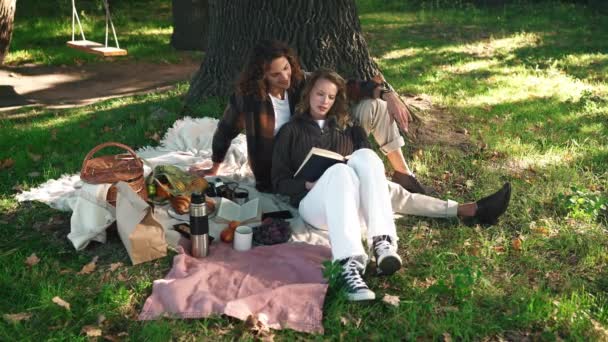 Positivt Ungt Par Läser Bok Picknick Parken Utomhus — Stockvideo