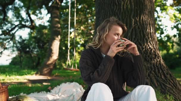 Счастливая Молодая Женщина Пьет Чай Пикнике Парке Открытым Небом — стоковое видео