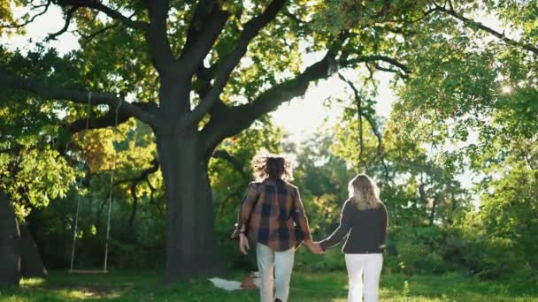 Bonito Jovem Casal Correndo Mãos Dadas Piquenique Parque — Vídeo de Stock