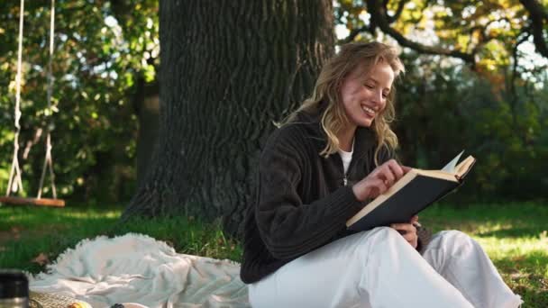 Jovem Alegre Lendo Livro Piquenique Parque Livre — Vídeo de Stock