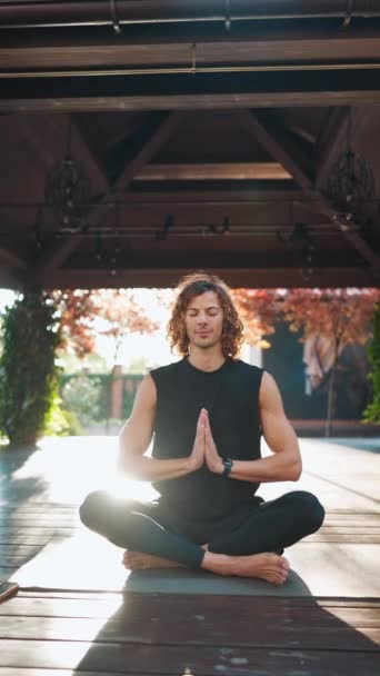 Schöner Athletischer Mann Mit Lockigem Haar Meditiert Lotusposition Auf Yogamatte — Stockvideo