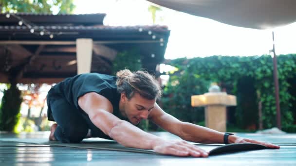 Kendine Güvenen Atletik Kıvırcık Saçlı Adam Dışarıda Yoga Yapıyor — Stok video