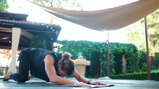 Jolie Athlétique Bouclé Homme Aux Cheveux Faisant Cobra Yoga Pose — Video