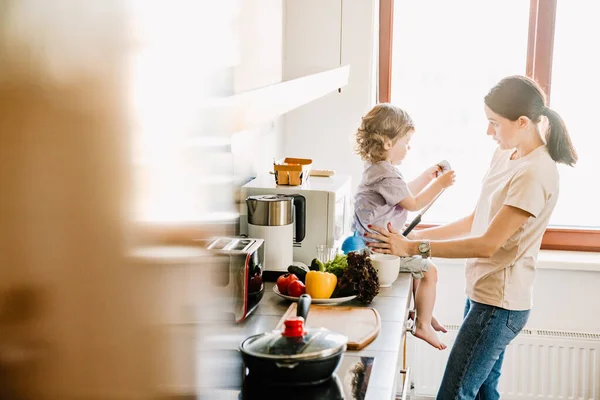 Leende Ung Mor Matlagning Frukost Köket Hemma Leka Med Sin — Stockfoto