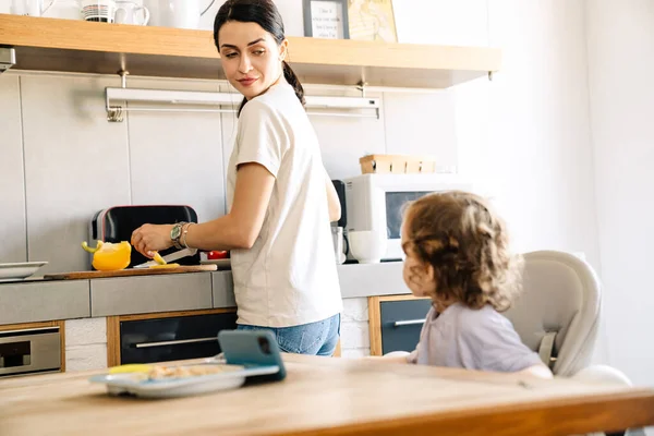 Leende Ung Mor Matlagning Frukost Köket Hemma Hennes Lilla Son — Stockfoto