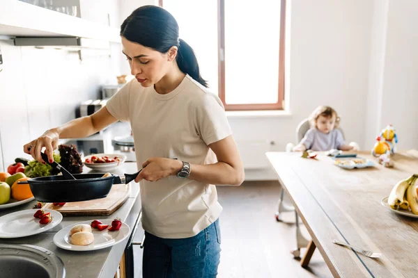 Souriant Jeune Mère Cuisiner Petit Déjeuner Dans Cuisine Maison Son — Photo