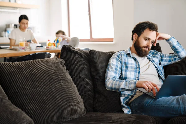 Een Man Van Middelbare Leeftijd Die Thuis Een Laptop Aan — Stockfoto