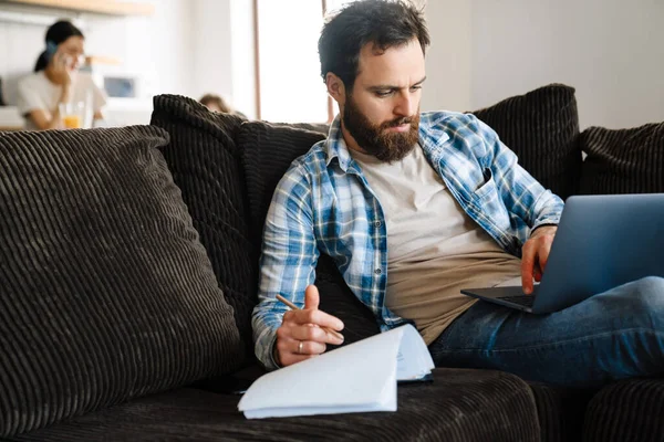 Een Man Van Middelbare Leeftijd Die Een Laptop Computer Werkt — Stockfoto