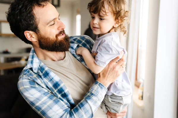 Moliendo Padre Mediana Edad Sosteniendo Pequeño Hijo Pie Junto Ventana —  Fotos de Stock