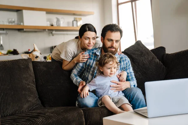 Família Sorrindo Uma Chamada Vídeo Computador Portátil Sentado Sofá Casa — Fotografia de Stock