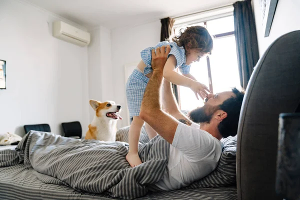 Famille Heureuse Détendre Ensemble Dans Lit Matin Jouant — Photo