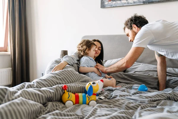 Famille Heureuse Détendre Ensemble Dans Lit Matin Jouant — Photo