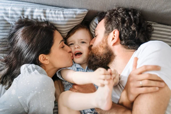 가족은 아침에 침대에서 긴장을 위에서 키스를 — 스톡 사진