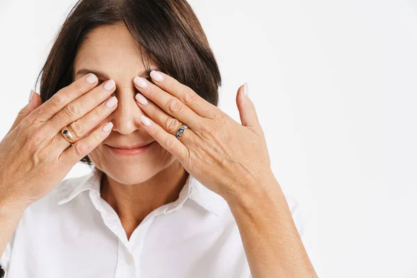 Mujer Morena Madura Sonriendo Cubriendo Sus Ojos Aislados Sobre Fondo — Foto de Stock