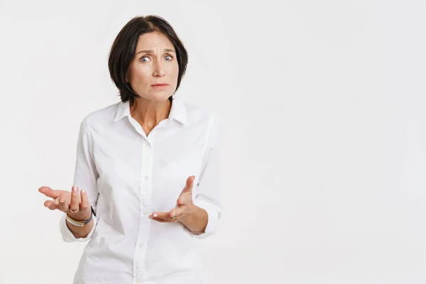 Volwassen Brunette Vrouw Fronsen Gebaren Camera Geïsoleerd Witte Achtergrond — Stockfoto