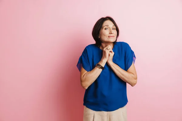 Mulher Morena Madura Sorrindo Mãos Dadas Isoladas Sobre Fundo Rosa — Fotografia de Stock