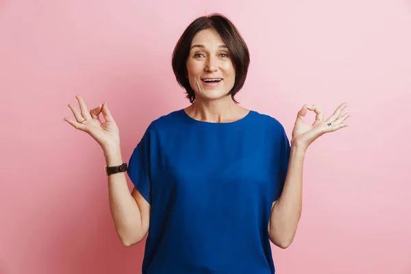 Volwassen Brunette Vrouw Glimlachen Terwijl Het Maken Van Zen Gebaar — Stockfoto