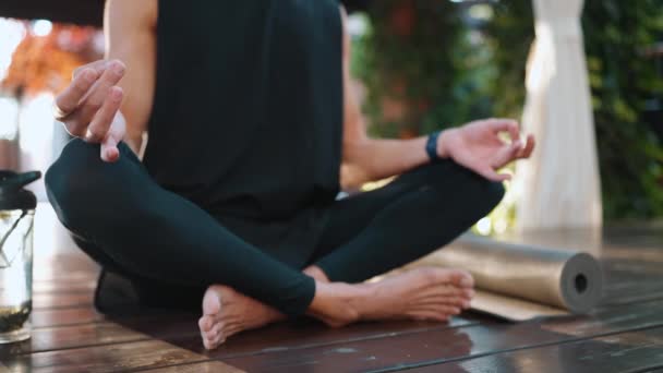 Athlète Méditant Assis Position Lotus Sur Tapis Yoga Extérieur — Video