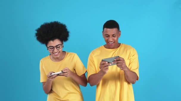 Couple Africain Heureux Portant Des Shirts Jouant Des Jeux Numériques — Video