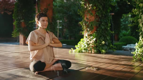 Positieve Kortharige Vrouw Die Mediteert Terwijl Buiten Lotuspositie Zit — Stockvideo