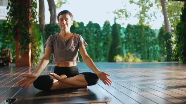 Sunny Short Haired Woman Meditating Closed Eyes Lotus Position Outdoors — Stock Video