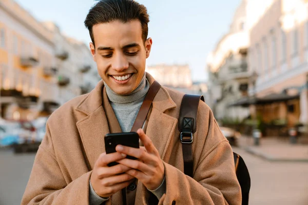 Ung Man Bär Rock Med Hjälp Mobiltelefon City Street Utomhus — Stockfoto