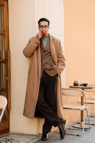 Joven Con Gafas Bebiendo Café Mientras Está Parado Calle Ciudad —  Fotos de Stock