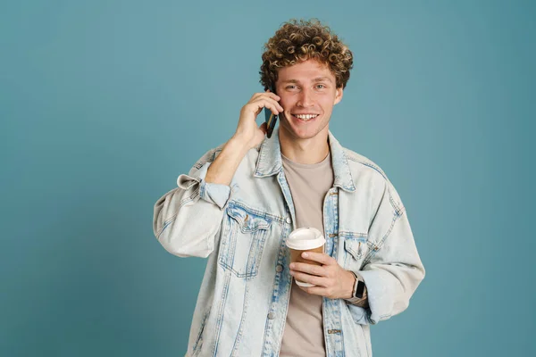 Jeune Homme Bouclé Parlant Sur Son Téléphone Portable Tout Buvant — Photo